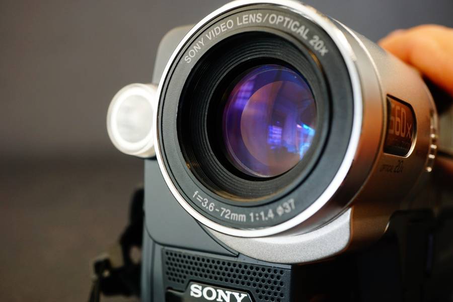Sony CCD-TRV208E Hi8 Tape Digital Video Camera HANDYCAM Camcorder **Great Condition**