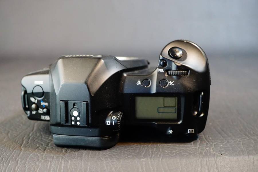 Canon EOS 3 35mm SLR Film Camera Body with Eye Focus Control **Fungus in Viewfinder**