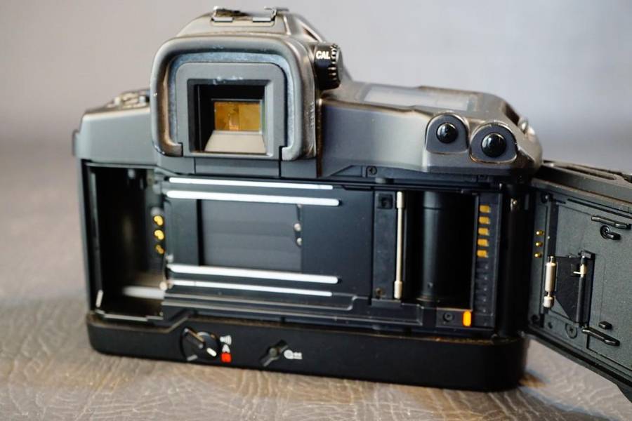 Canon EOS 3 35mm SLR Film Camera Body with Eye Focus Control **Fungus in Viewfinder**