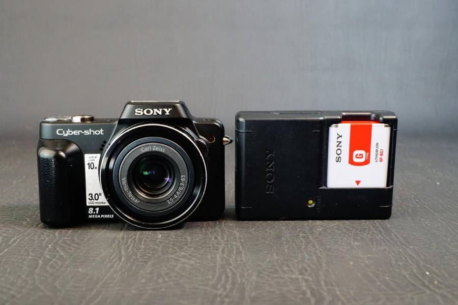 Sony Cyber-Shot DSC-H10 8.1MP Digital Camera with 10x Optical Zoom **Good Condition**