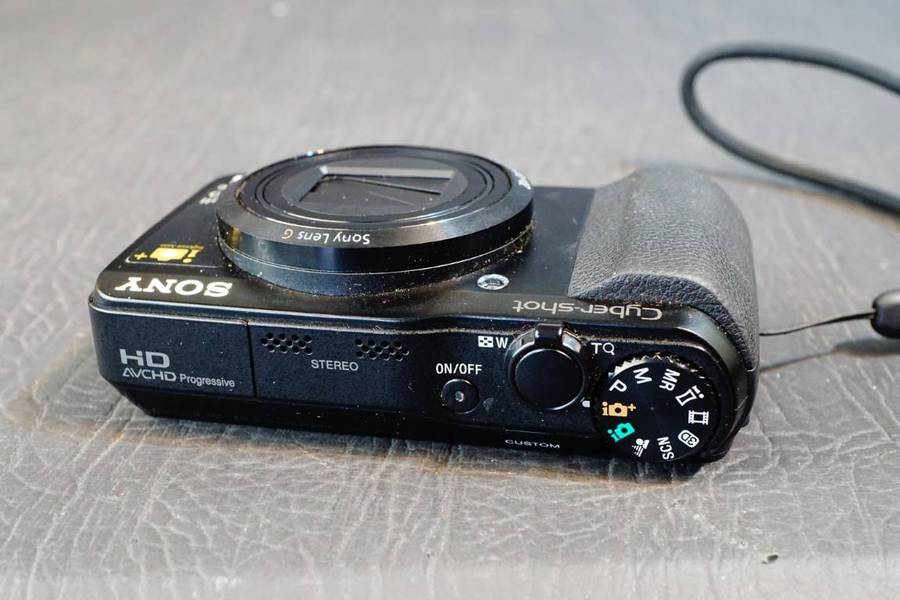 Sony Cyber-shot DSC-HX30V 18.2MP Compact Digital Camera 20x Zoom Lens **Good Condition**