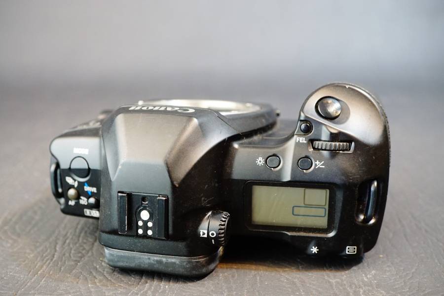 Canon EOS 3 35mm SLR Film Camera Body with Eye Focus Control **Fungus in Viewfinder**
