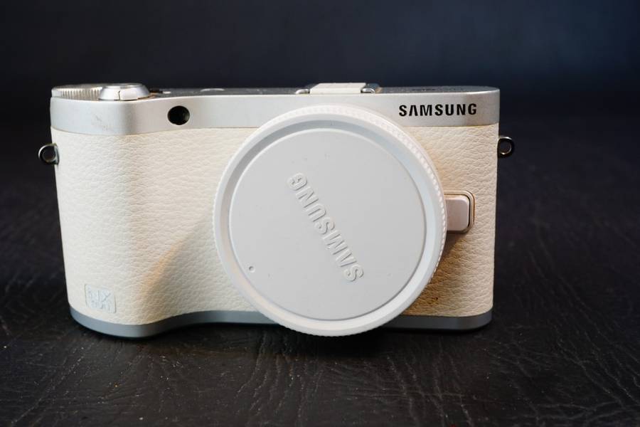 Samsung NX NX300 Mirrorless Digital Camera Body **PLEASE READ DESCRIPTION, Spares or Repair**