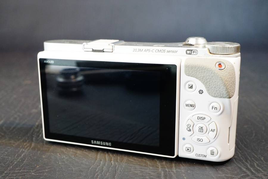 Samsung NX NX300 Mirrorless Digital Camera Body **PLEASE READ DESCRIPTION, Spares or Repair**