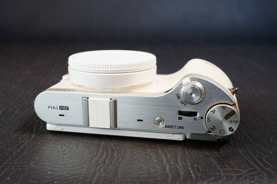 Samsung NX NX300 Mirrorless Digital Camera Body **PLEASE READ DESCRIPTION, Spares or Repair**