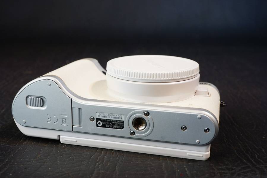 Samsung NX NX300 Mirrorless Digital Camera Body **PLEASE READ DESCRIPTION, Spares or Repair**