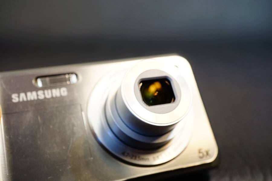 Samsung DualView DV100 16.1MP 5x Zoom Digital Camera   **Great Condition**