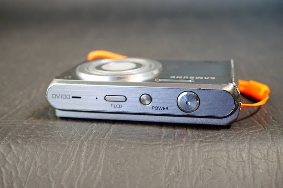 Samsung DualView DV100 16.1MP 5x Zoom Digital Camera   **Great Condition**