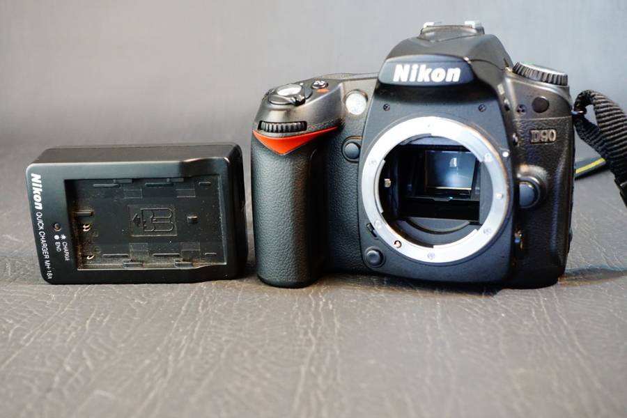 Nikon D90 12.3 MP Digital SLR Camera Body **Great Condition**