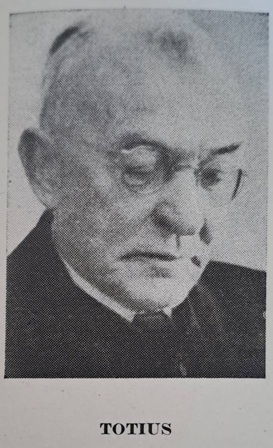 Perspektief en Profiel - Dr P. J. Nienaber (hard cover with no DJ)