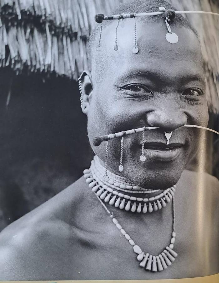 Portraits in Africa - Hector Acebes (hard cover with dj)