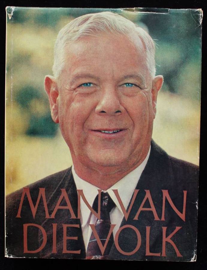 MAN VAN DIE VOLK - HENDRIK VERWOERD FOTO GEDENKALBUM deur Pieter Grobbelaar 1966