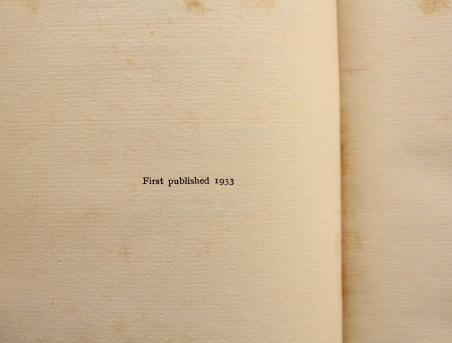 THE YELLOW MAN LOOKS ON - HEDLEY CHILVERS - 1ST ED. 1933