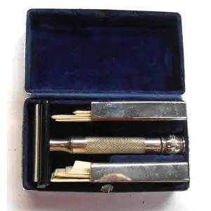 The Laurel` Ladies Boudoir Safety Razor Bakelite Guard In Original chrome tin with blades & holders