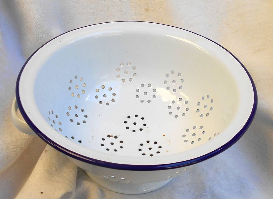 STUNNING WHITE ENAMEL COLANDER WITH NAVY TRIM
