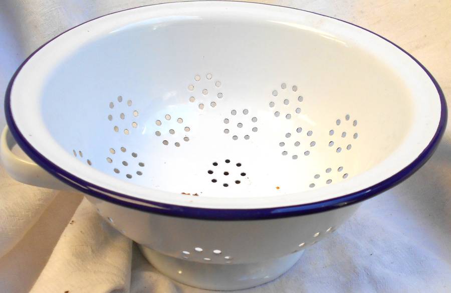 STUNNING WHITE ENAMEL COLANDER WITH NAVY TRIM