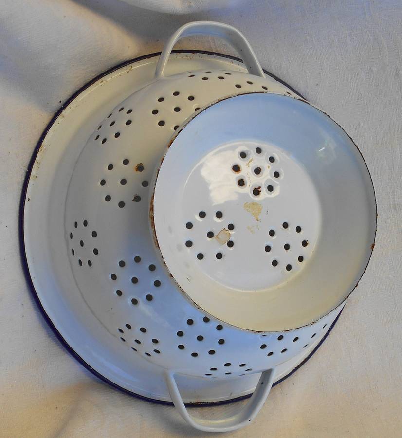 STUNNING WHITE ENAMEL COLANDER WITH NAVY TRIM