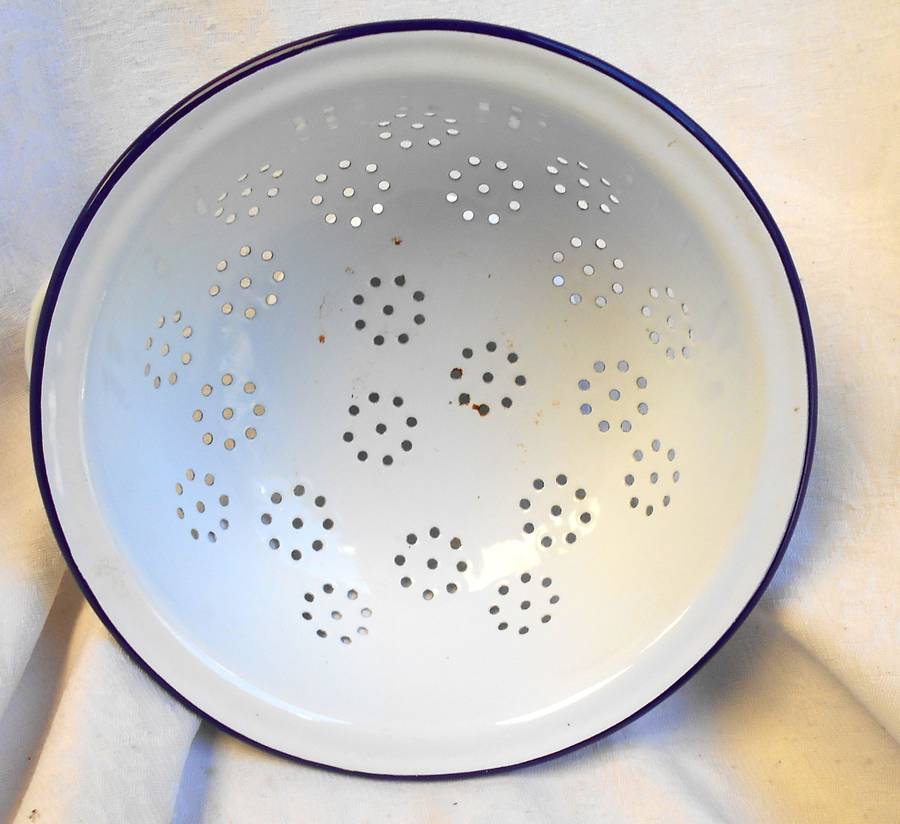 STUNNING WHITE ENAMEL COLANDER WITH NAVY TRIM