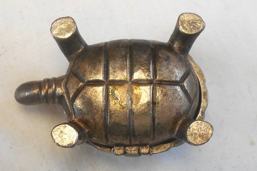 SMALL SILVER METAL TORTOISE SHAPE PILL BOX - LENGTH 7 CM & WEIGHT 69 GRAMS