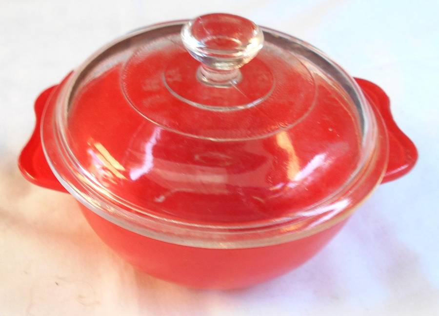 VINTAGE CUTEST FIRE ENGINE RED PYREX CASSEROLE DISH WITH CLEAR LID-11CM DIAMETER