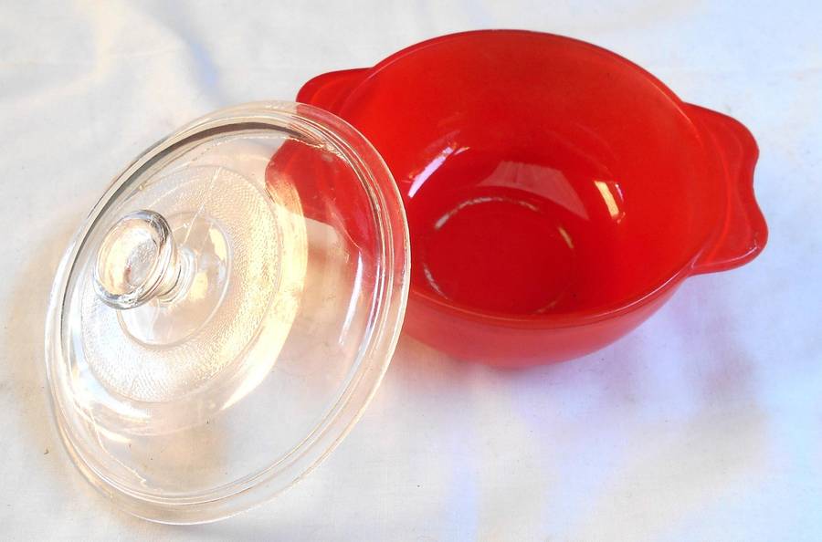 VINTAGE CUTEST FIRE ENGINE RED PYREX CASSEROLE DISH WITH CLEAR LID-11CM DIAMETER