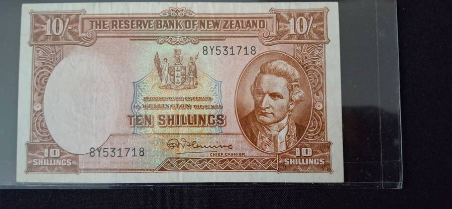 RESERVE BANK OF NEW ZEALAND  TEN SHILLINGS NOTE SERIAL NUMBER 8Y531718 CIRCULATED VERY SCARCE