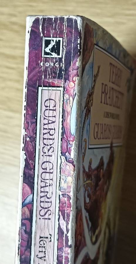 Guards! Guards! - Terry Pratchett - Softcover - 317 Pages