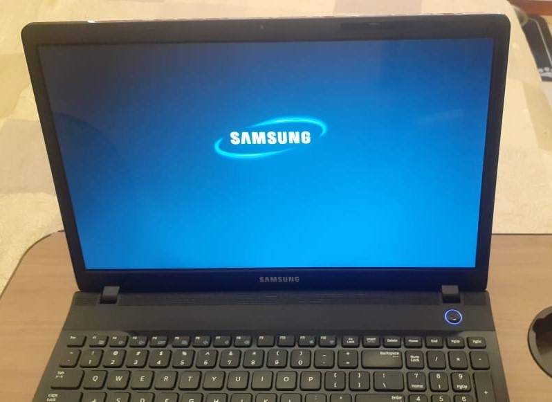 Samsung 300E 15.6" HD Screen Laptop Dual Core 8GB RAM DDR3 256GB SSD Intel Core i3 Windows 10 PRO