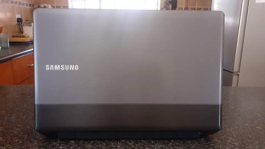 Samsung 300E 15.6" HD Screen Laptop Dual Core 8GB RAM DDR3 256GB SSD Intel Core i3 Windows 10 PRO