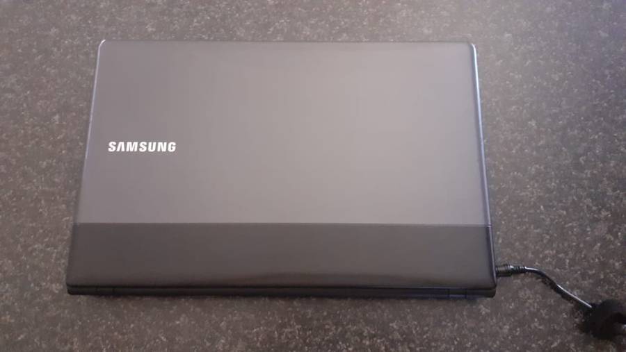 Samsung 300E 15.6" HD Screen Laptop Dual Core 8GB RAM DDR3 256GB SSD Intel Core i3 Windows 10 PRO