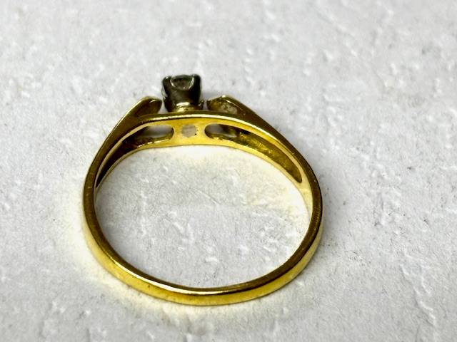 18ct Yellow Gold Diamond Ring :-  Beautiful