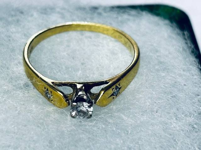 18ct Yellow Gold Diamond Ring :-  Beautiful