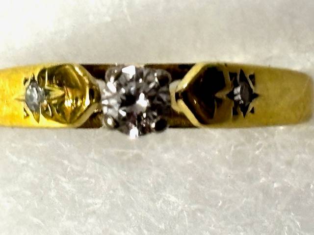 18ct Yellow Gold Diamond Ring :-  Beautiful