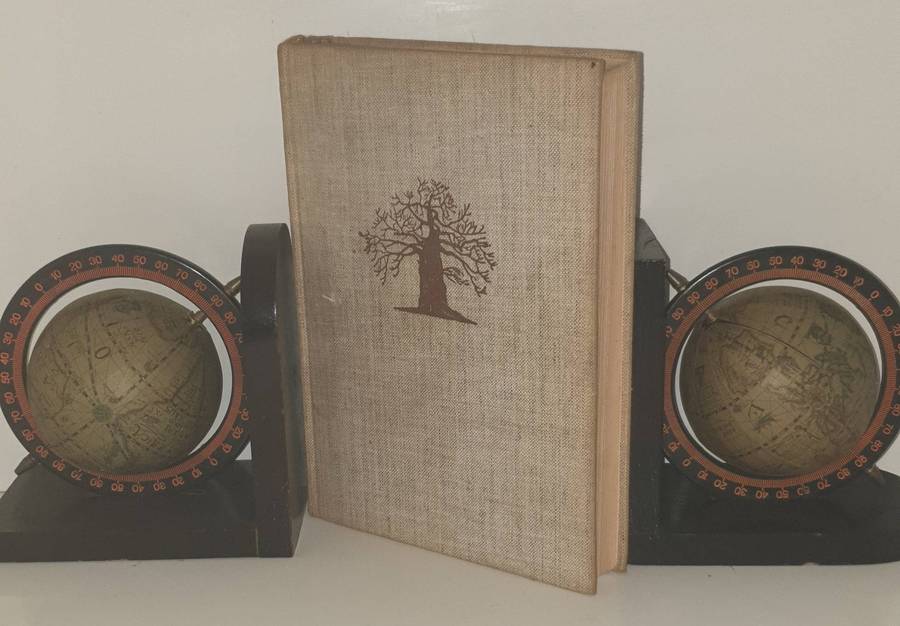 1ste Druk 1949 - Die Laeveld, sy Natuurlewe en sy Mense (Luit.Kol. J. Stevenson-Hamilton)