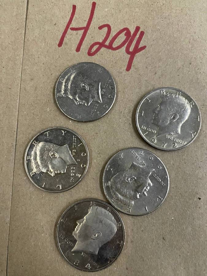 25 x USA Quarters - Some are UNC and all coins in great condition.