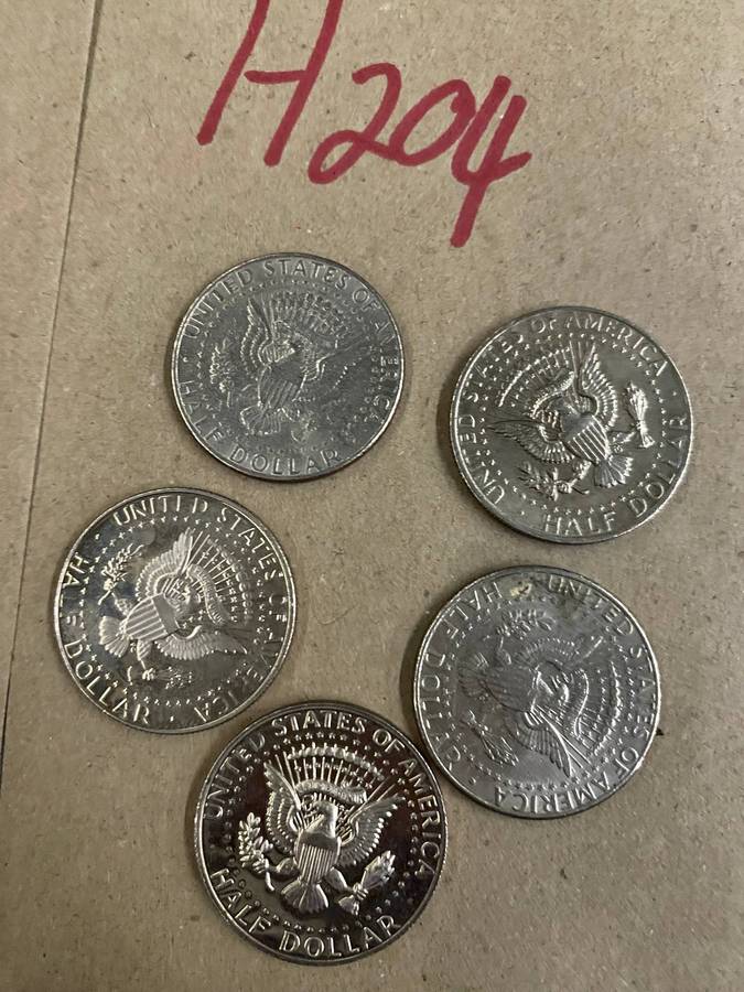 25 x USA Quarters - Some are UNC and all coins in great condition.