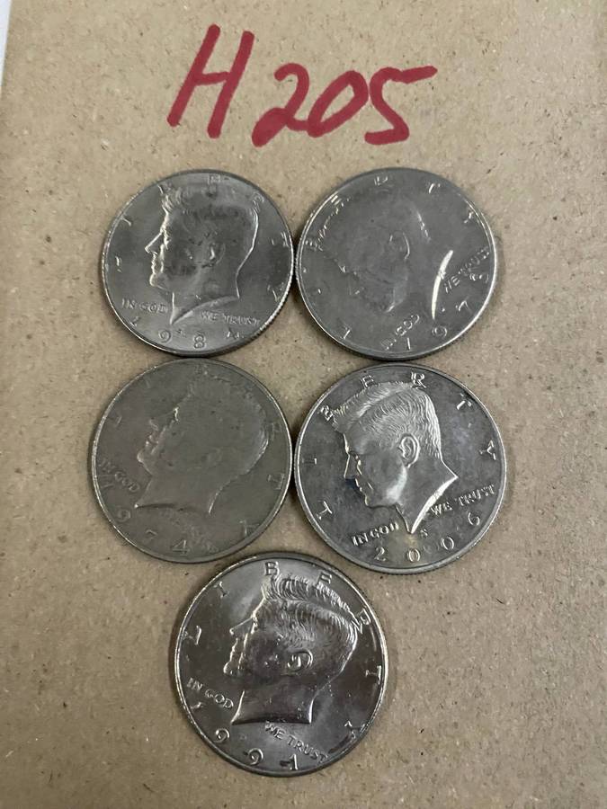 25 x USA Quarters - Some are UNC and all coins in great condition.