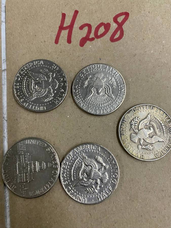 25 x USA Quarters - Some are UNC and all coins in great condition.