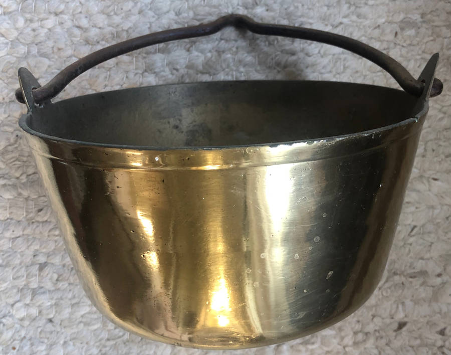 BRASS ANTIQUE HEAVY FIRE POT WITH TYPICAL CAST IRON HANDLE WITH KINK FOR HANGING OVER AN OPEN FIRE