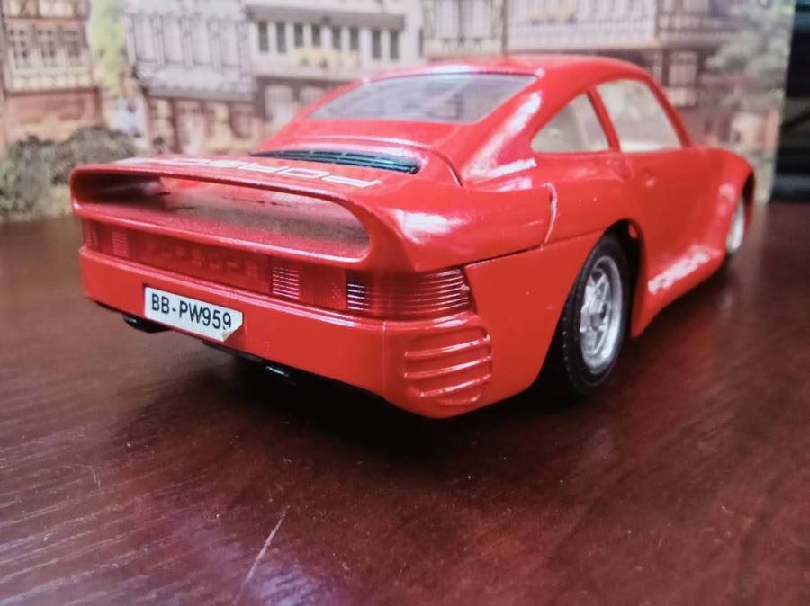 Vintage Porsche 959 Burago 1:24 Scale Model Car
