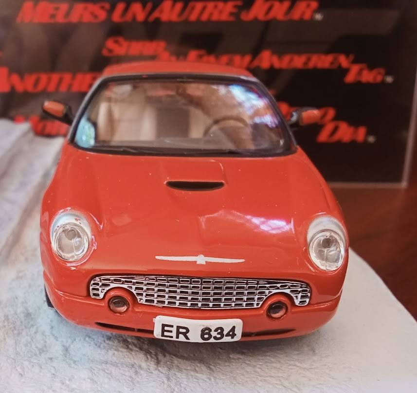 James Bond 007 Ford Thunderbird - Die Another Day Model Car Scale 1:43