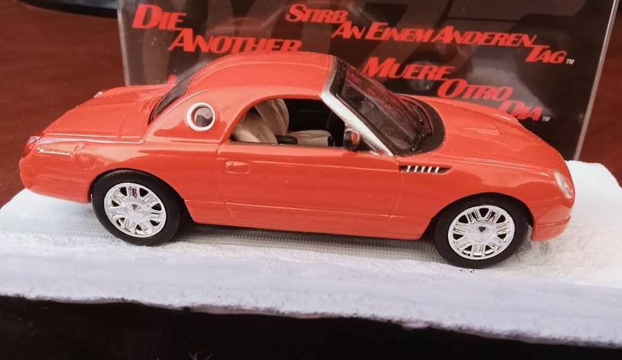 James Bond 007 Ford Thunderbird - Die Another Day Model Car Scale 1:43