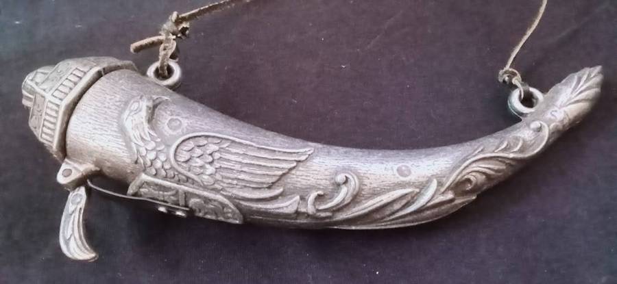 VINTAGE MADE IN SPAIN DENIX PEWTER HORN GUN POWDER BOTTLE FLASK BLAZON EAGLE