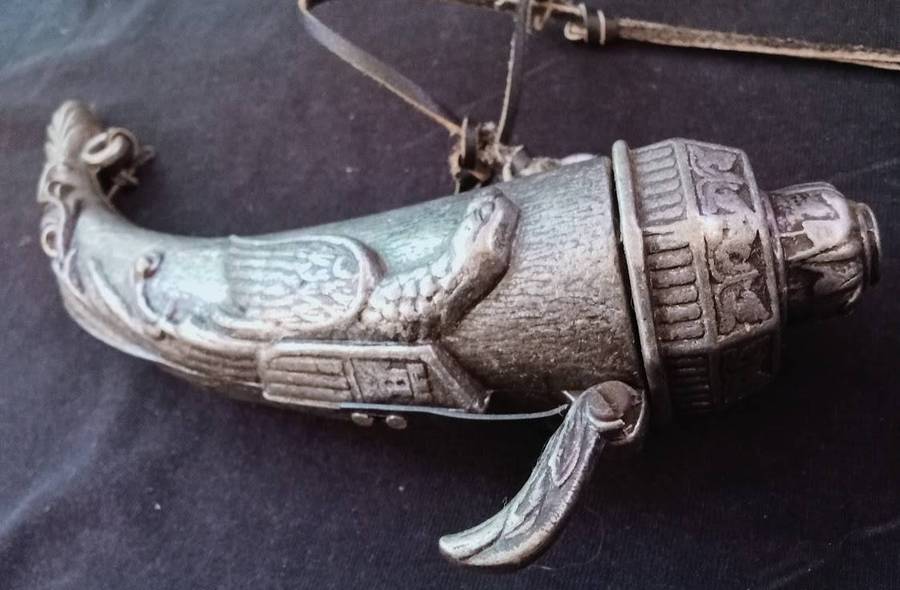 VINTAGE MADE IN SPAIN DENIX PEWTER HORN GUN POWDER BOTTLE FLASK BLAZON EAGLE