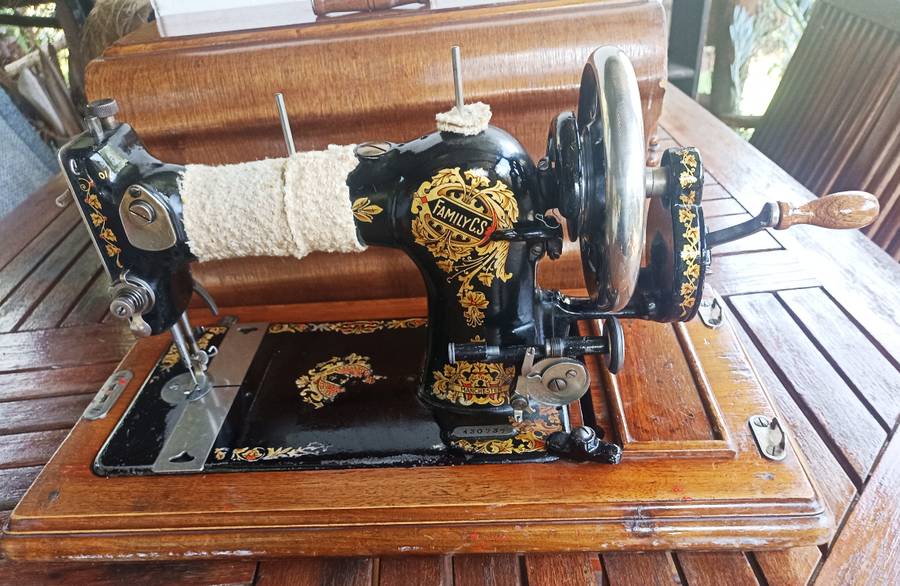 Vintage Jones Family C.S. English made-serial 430737-Crank Sewing Machine- good working condition