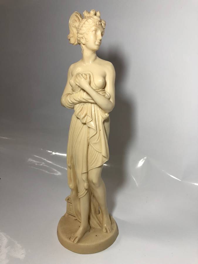 LOVELY VINTAGE RESIN STATUETTE  - 28CM- NEAR PERFECT CONDITION - MADE IN ITALY