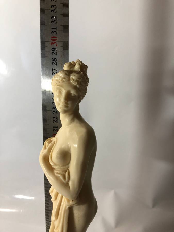 LOVELY VINTAGE RESIN STATUETTE  - 28CM- NEAR PERFECT CONDITION - MADE IN ITALY
