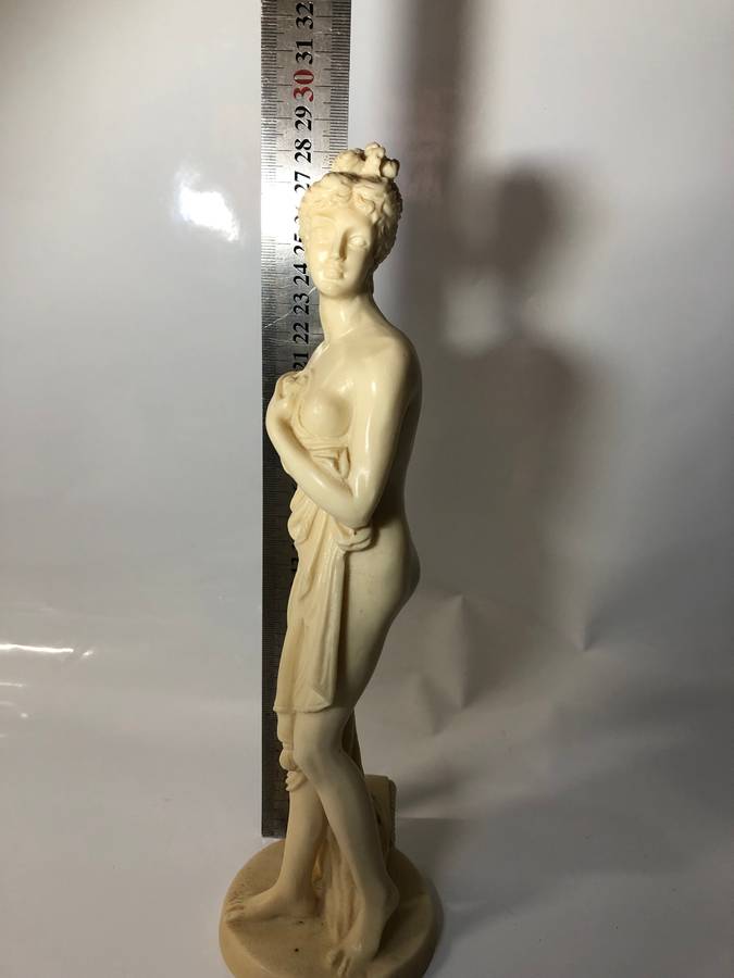 LOVELY VINTAGE RESIN STATUETTE  - 28CM- NEAR PERFECT CONDITION - MADE IN ITALY