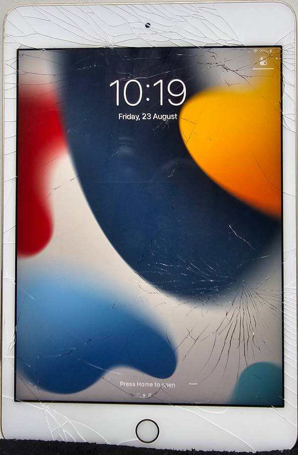 iPad Mini 4 - 128GB WiFi only -Digitizer cracked