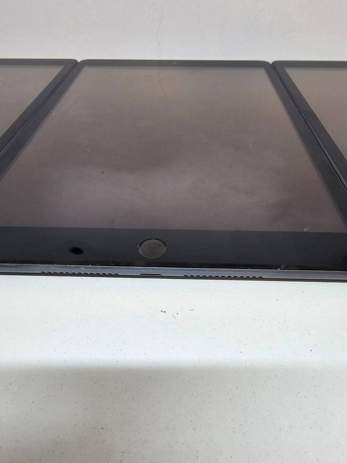 6 x iPad 7 - 10.2 inch - Spares or Repairs - Storage size unknown